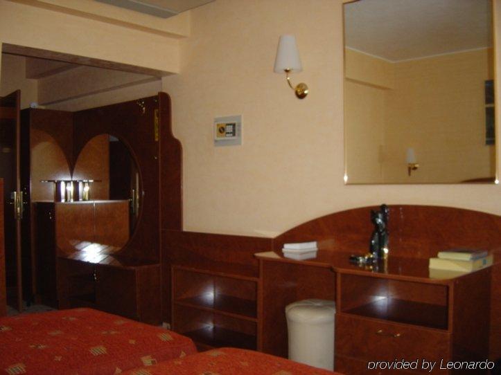 Hotel Carpati Baia Mare Quarto foto